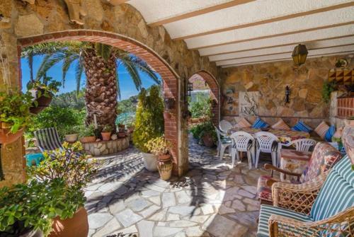 Lloret de Mar Villa Sleeps 8 Pool Wifi