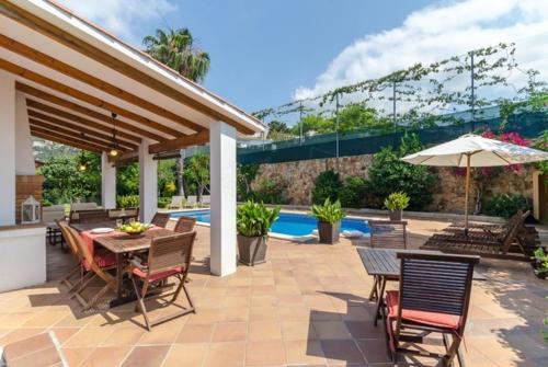 Lloret de Mar Villa Sleeps 8 Pool Wifi