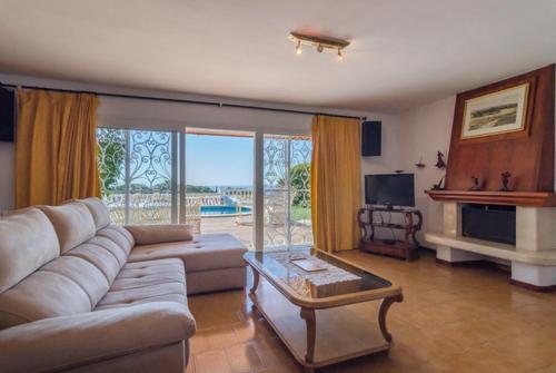 Lloret de Mar Villa Sleeps 6 Pool Wifi