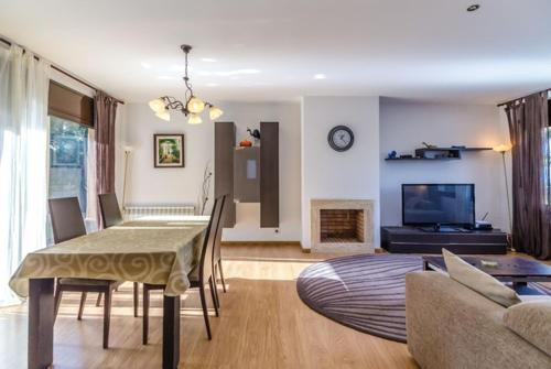Lloret de Mar Villa Sleeps 6 Pool Air Con Wifi