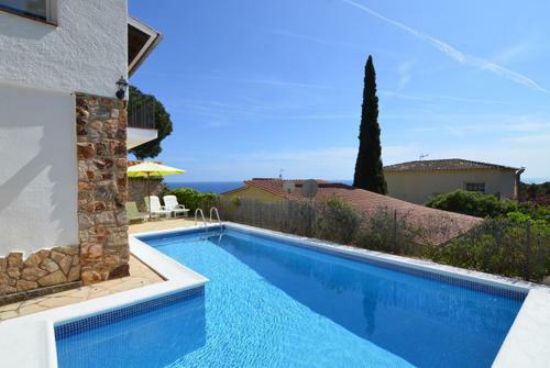 Lloret de Mar Villa Sleeps 6 Pool Wifi