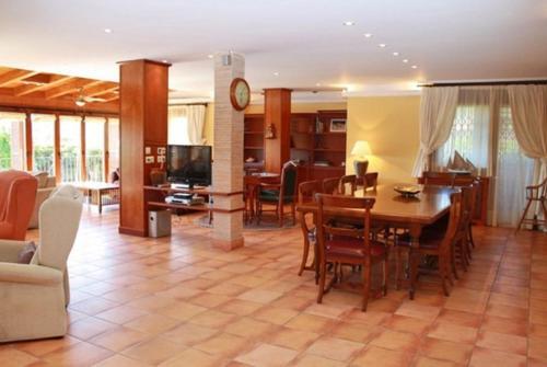 Les Cabanyes Villa Sleeps 12 Pool Wifi