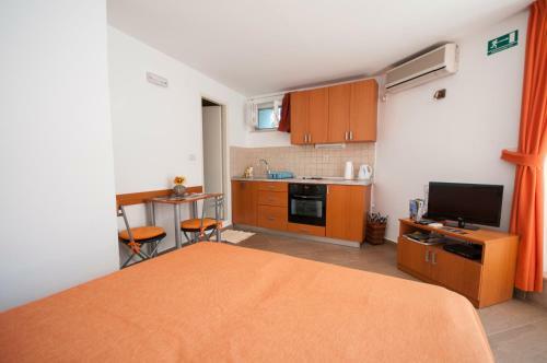 Hostal Studio And Room Lena