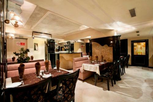 Rajhans Hotel