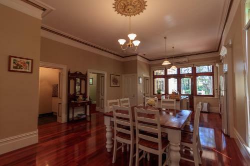Bed & Breakfast The Oaks Lilydale Accommodation