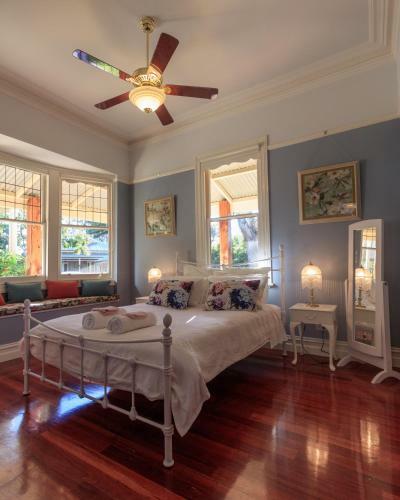 Bed & Breakfast The Oaks Lilydale Accommodation