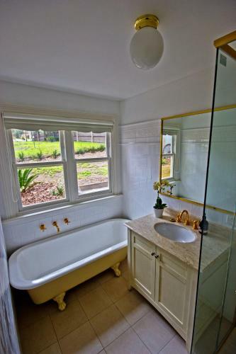 Bed & Breakfast The Oaks Lilydale Accommodation