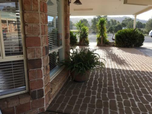 Hotel Tuckerbox Motor Inn