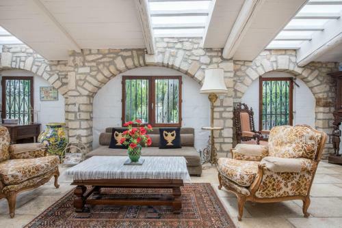 Beaucaire Villa Sleeps 15 Pool Wifi