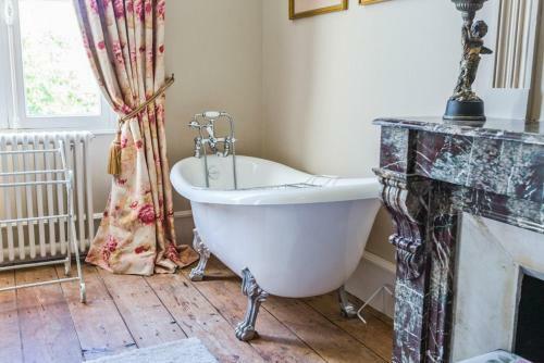 Le Temple-sur-lot Chateau Sleeps 12 Pool
