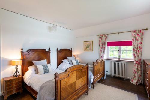 Dursley Chateau Sleeps 19 Wifi