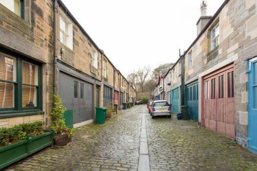 Altido Prestigious Location - Quintessential Mews House