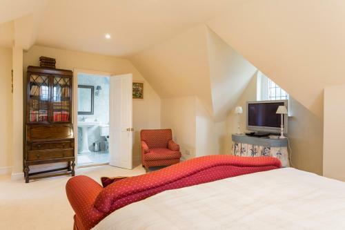 Hurst Green Chateau Sleeps 15 Pool Wifi
