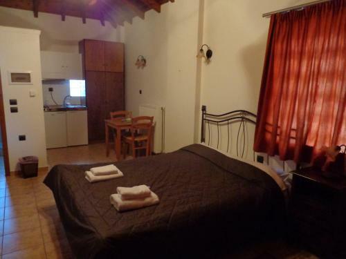 Hostal Alonaki Guesthouse