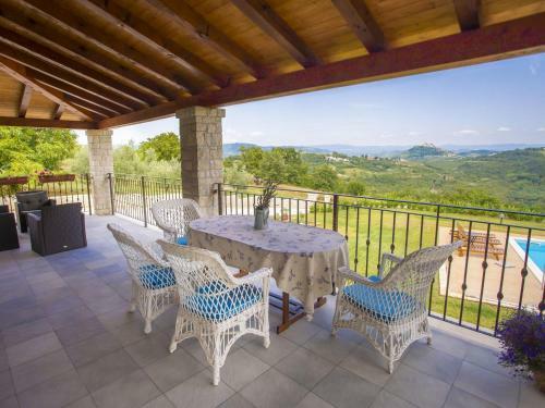 Superb Villa In Karojba With Private Pool