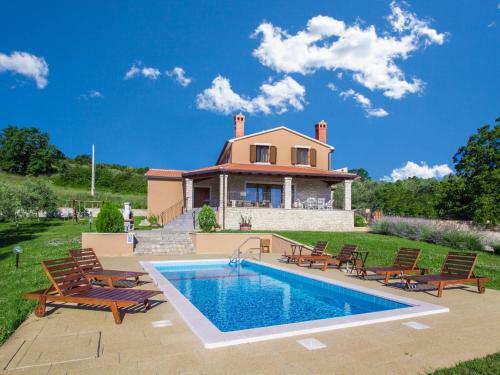 Superb Villa In Karojba With Private Pool