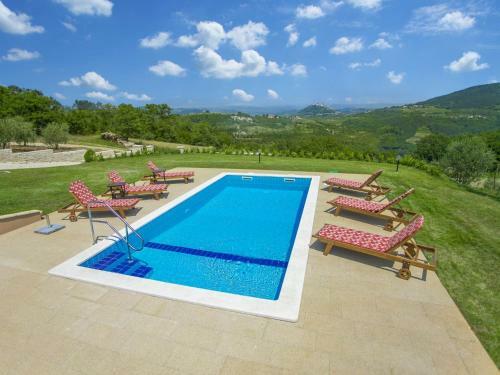 Superb Villa In Karojba With Private Pool
