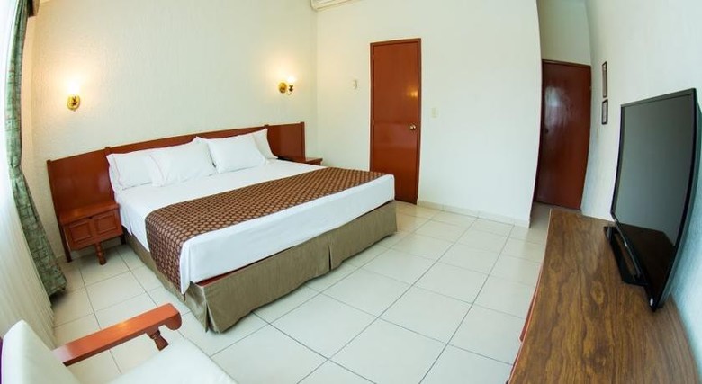 Hotel La Estancia Tapat�a