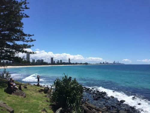 Stunning Burleigh Beach Apartment