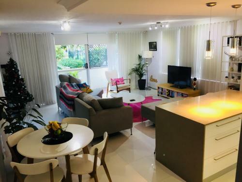 Stunning Burleigh Beach Apartment