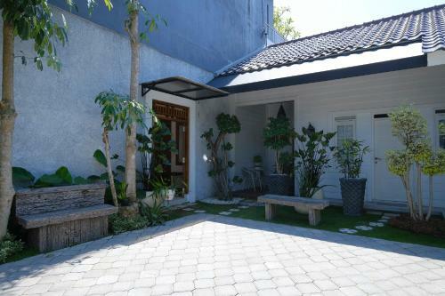 Hostal Reddoorz Syariah Near Taman Pelangi Jogja 2