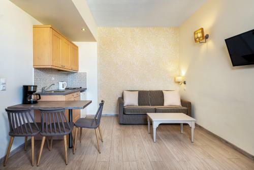 Icarus Apartments