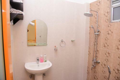 Hostal White Villa Airport Transit Hotel