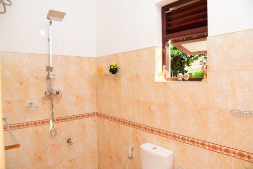 Hostal White Villa Airport Transit Hotel