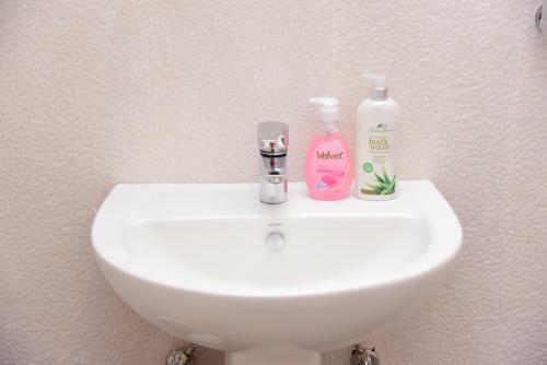 Hostal White Villa Airport Transit Hotel