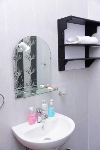 Hostal White Villa Airport Transit Hotel
