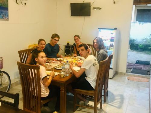 Hostal White Villa Airport Transit Hotel