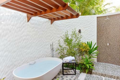 Hotel Mercure Maldives Kooddoo Resort