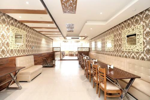 Oyo 16462 Hotel Fb