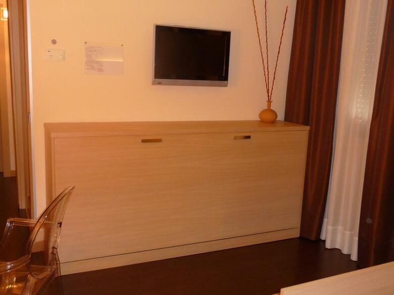 Hotel Paris(.)