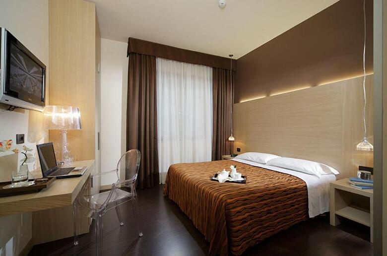 Hotel Paris(.)