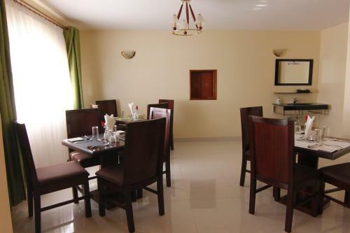 Hostal 215 Karen Garden