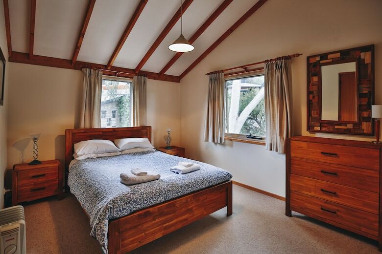 Edzell - Stunning Waterfront Home
