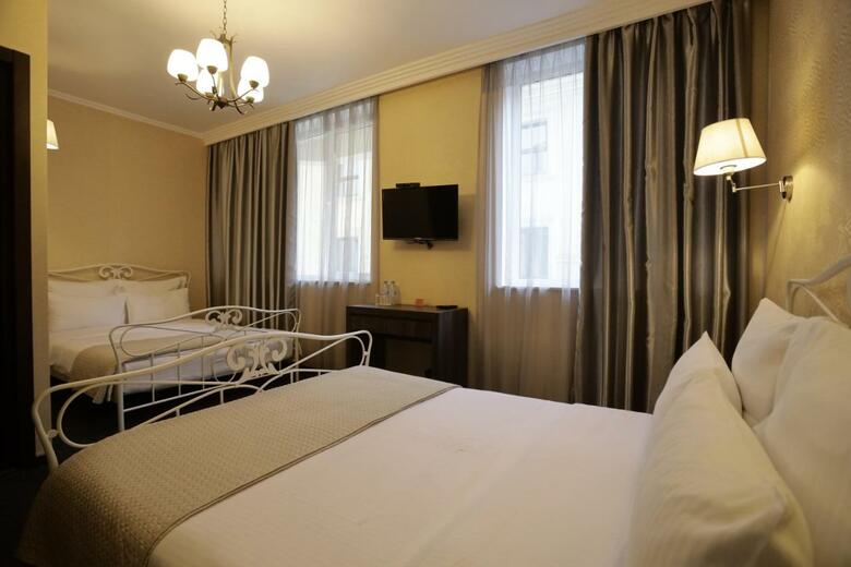 Redline Hotel