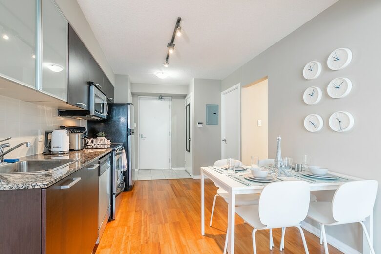 Stylish Suite In Downtown Toronto