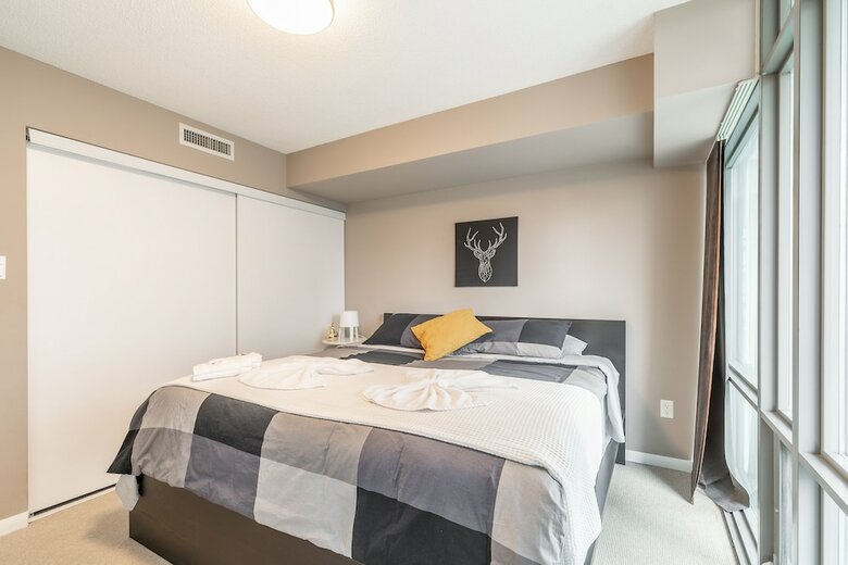 Stylish Suite In Downtown Toronto