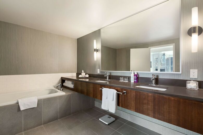Coast Coal Harbour Vancouver Hotel By Apa
