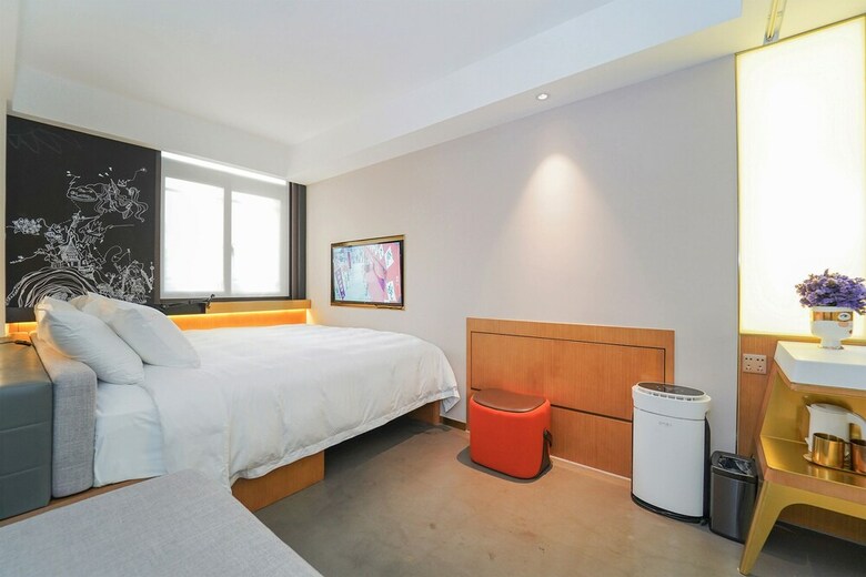 No. 8 Art Hotel