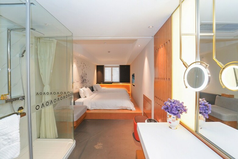 No. 8 Art Hotel