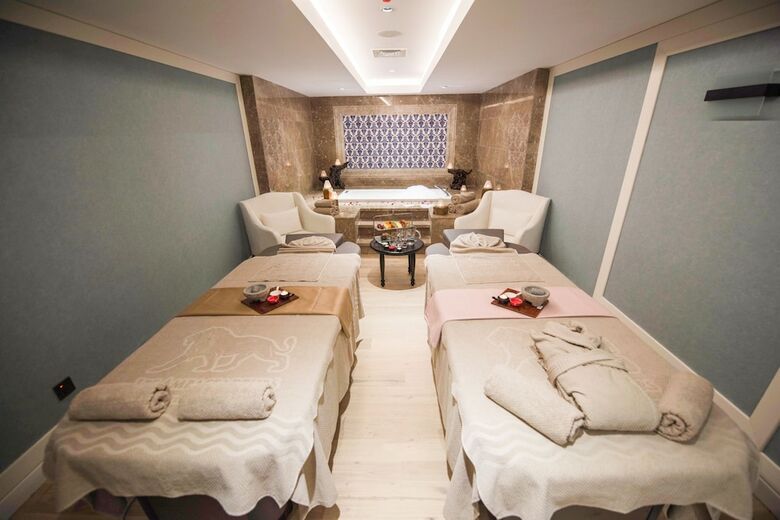 Les Ambassadeurs Hotel & Casino