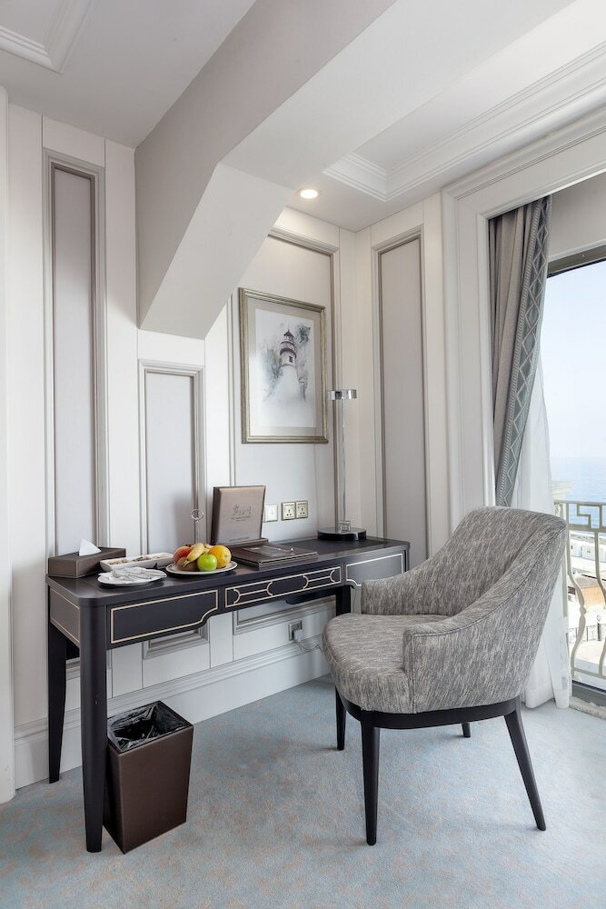 Les Ambassadeurs Hotel & Casino