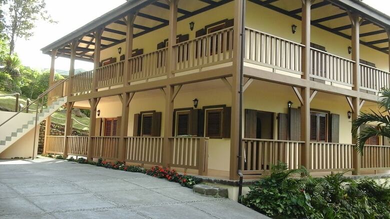 Trois Pitons Apartments