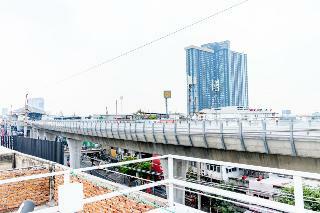 Ze Residence Bang Aor Station