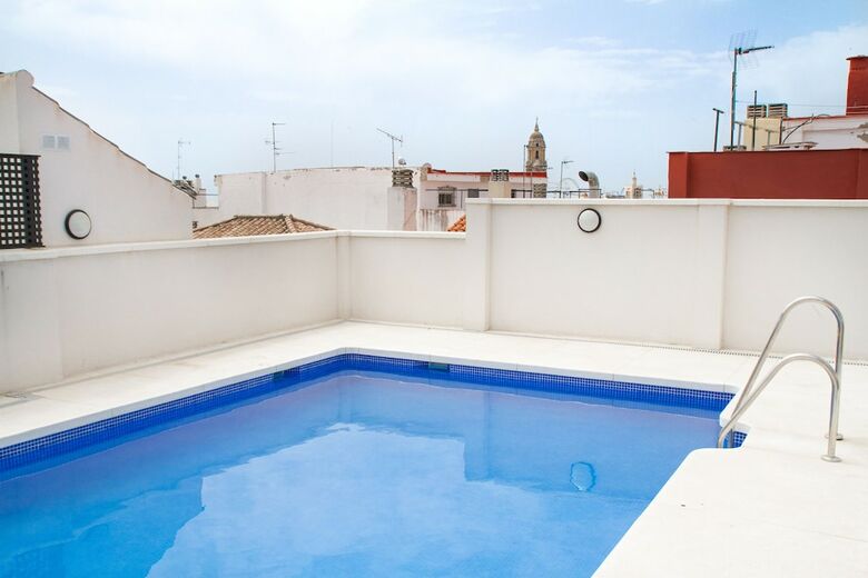Deluxe Apartment Downtown With Pool & Parking