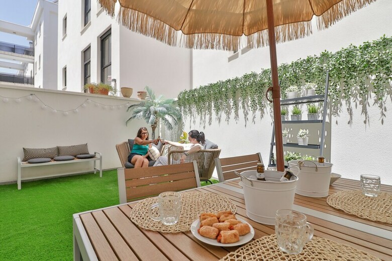 Deluxe Apartment Downtown With Pool & Parking