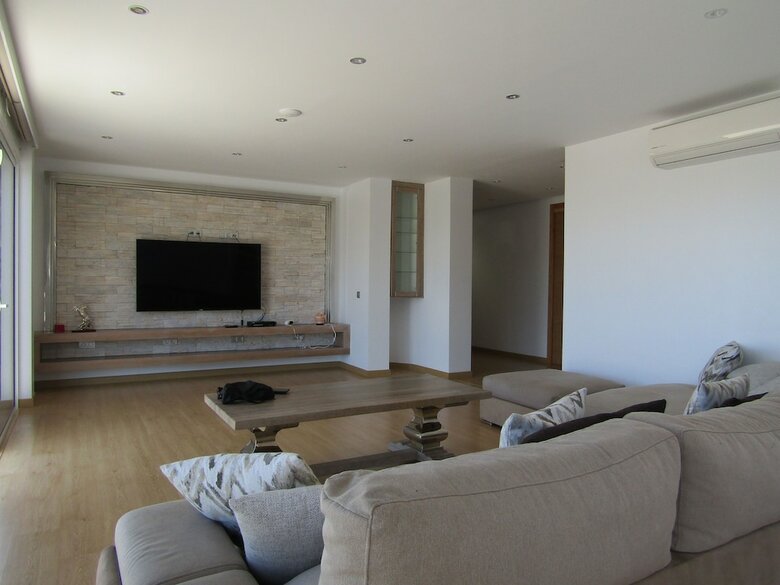 Luxury Villa With Pool In A Quiet Area.